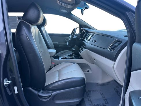 Used 2019 Kia Sedona EX image 17