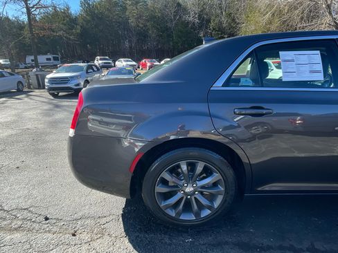 Used 2015 Chrysler 300 Limited image 9