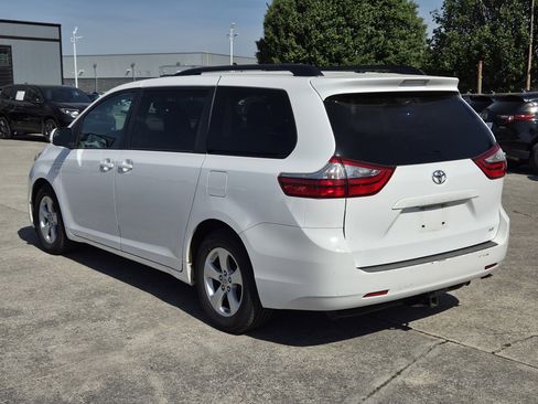Used 2017 Toyota Sienna LE FWD image 3