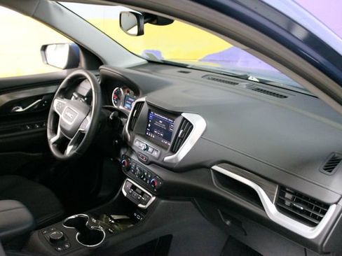 Used 2024 GMC Terrain SLE w/ Driver Convenience Package FWD image 12