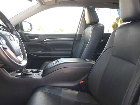 Used 2017 Toyota Highlander Limited Platinum FWD image 11