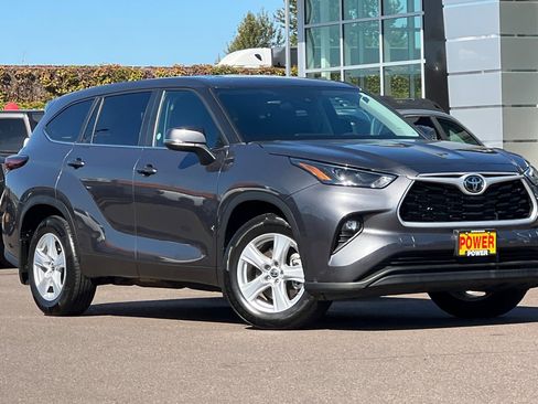 Used 2024 Toyota Highlander LE image 2