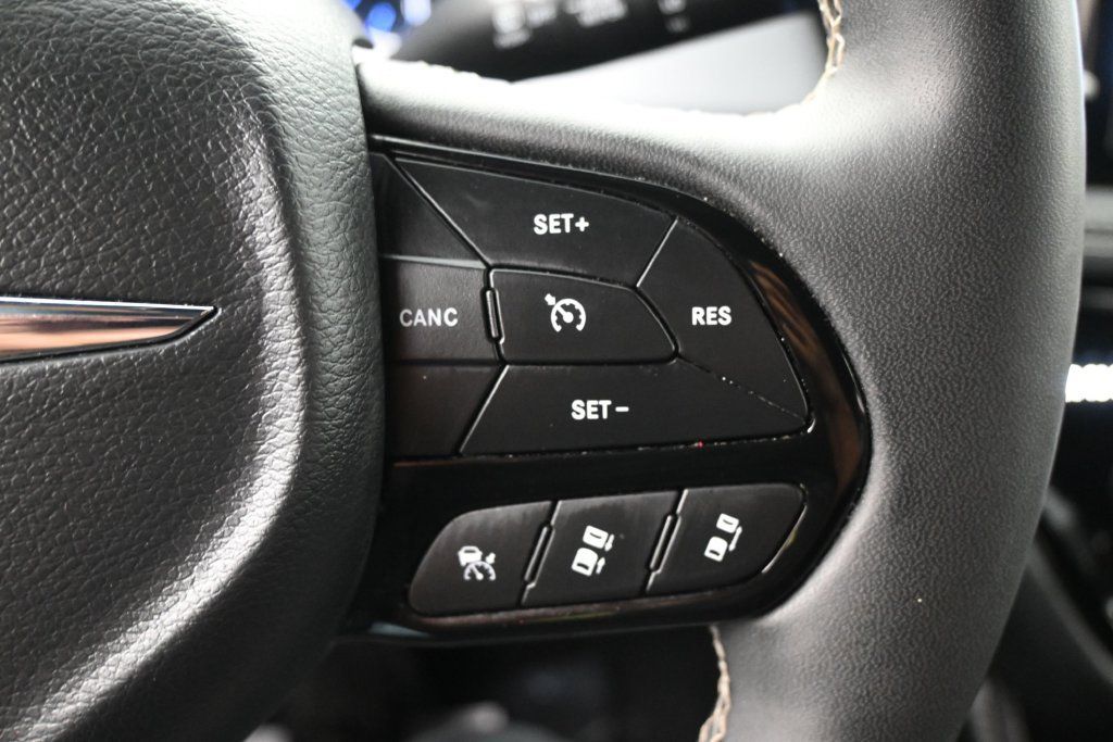 Used 2025 Chrysler Pacifica Limited FWD image 21
