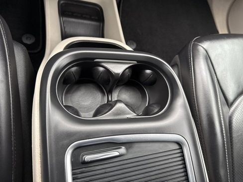 Used 2023 Chrysler Pacifica Touring-L image 33