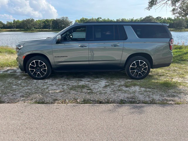 Used 2023 Chevrolet Suburban RST w/ Luxury Package RWD image 4