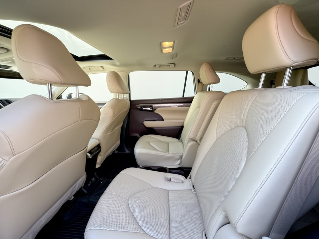 Used 2022 Toyota Highlander Limited AWD/4WD image 25