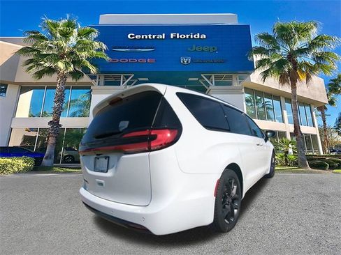 New 2026 Chrysler Pacifica Select w/ S Appearance Package image 5
