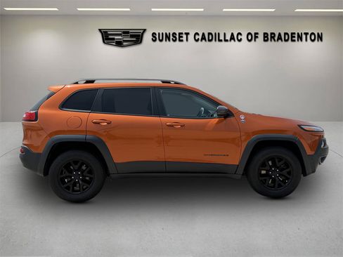 Used 2016 Jeep Cherokee Trailhawk w/ Comfort/Convenience Group AWD/4WD image 2