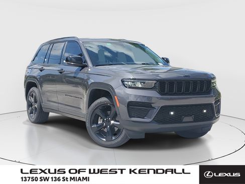 Used 2024 Jeep Grand Cherokee Altitude RWD image 1