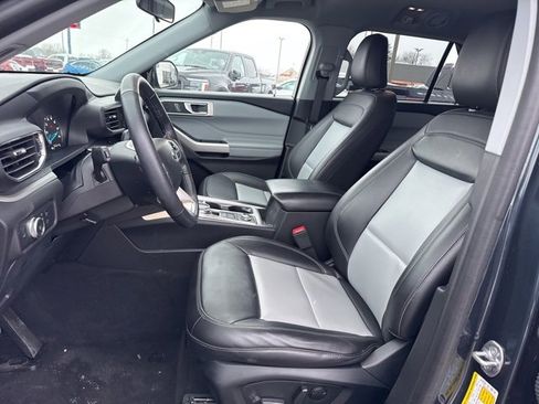 Used 2022 Ford Explorer XLT w/ Equipment Group 202A image 9
