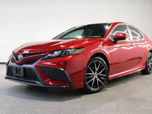 Used 2021 Toyota Camry SE FWD image 3