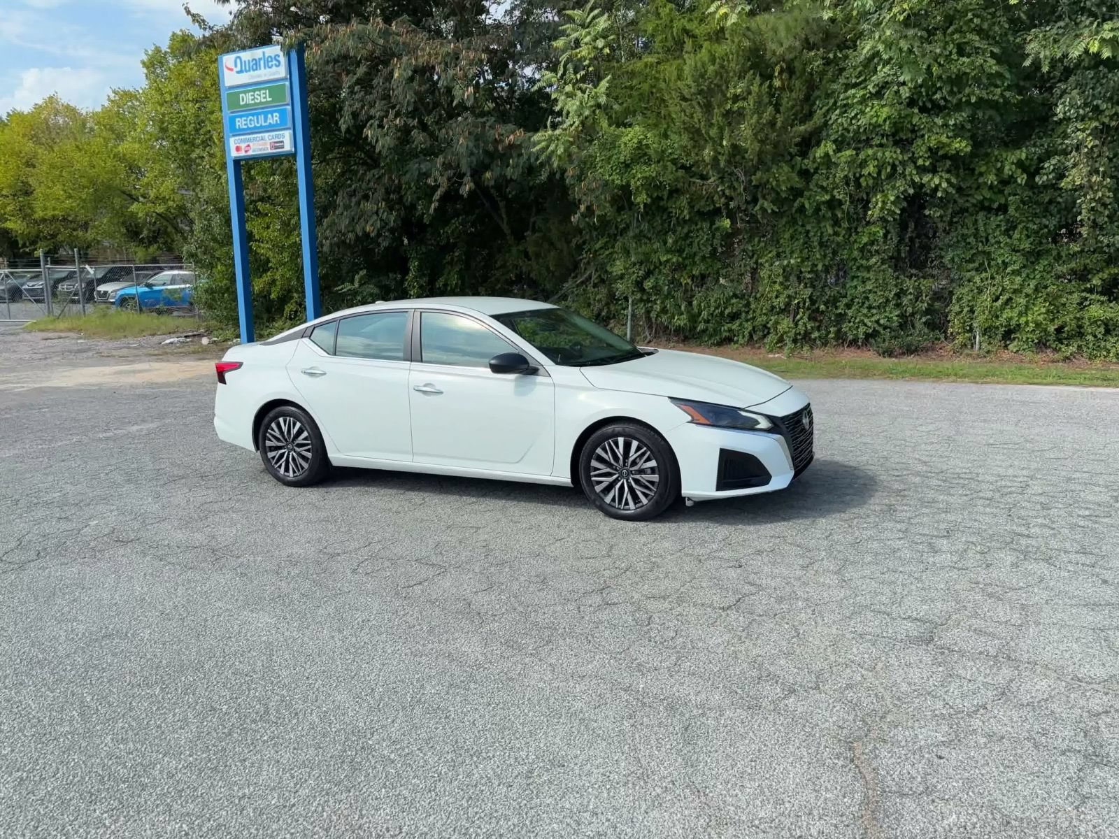 Used 2025 Nissan Altima 2.5 SV FWD image 2