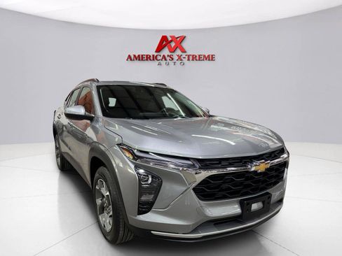 Used 2025 Chevrolet Trax LT w/ Sunroof Package FWD image 9