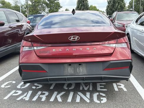Used 2025 Hyundai Elantra SE FWD image 5