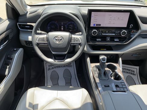 Used 2023 Toyota Highlander Limited FWD image 27