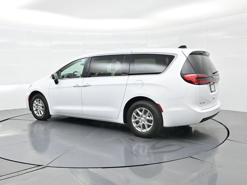 New 2026 Chrysler Pacifica Select image 9