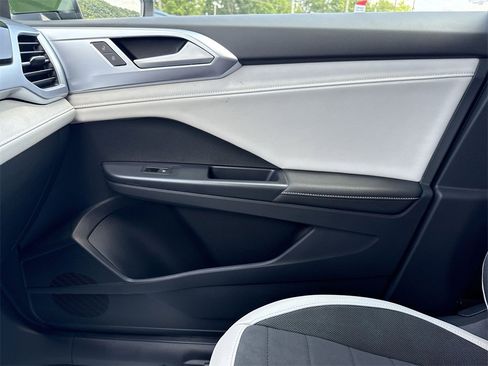 New 2025 Volkswagen Taos SE image 25