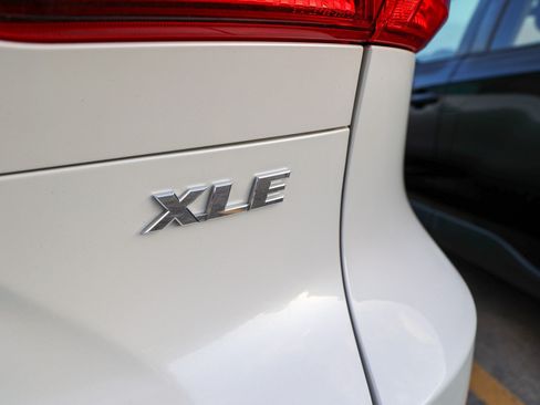 Used 2023 Toyota Venza XLE AWD/4WD image 12