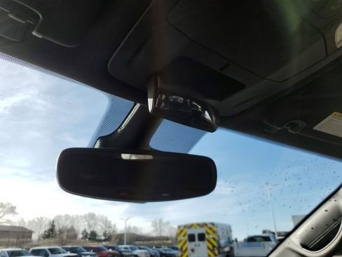 Used 2025 Chrysler Pacifica Select image 15