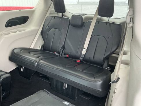 Used 2018 Chrysler Pacifica Touring-L Plus image 39