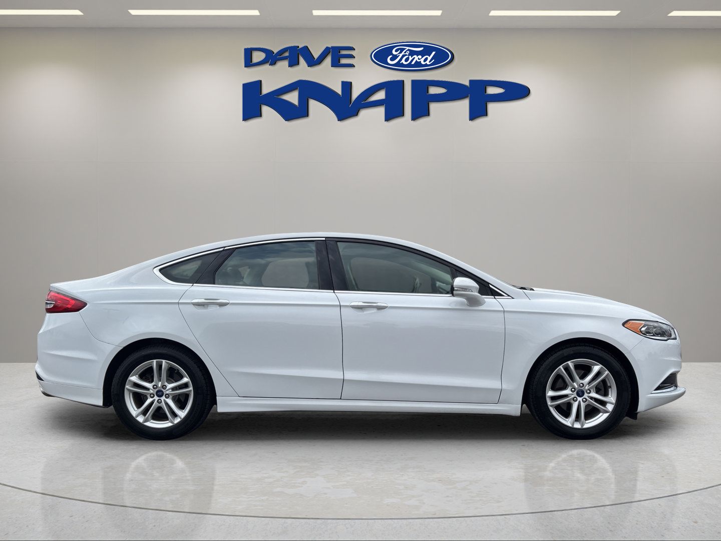 Used 2018 Ford Fusion SE w/ Fusion SE Technology Package FWD image 8