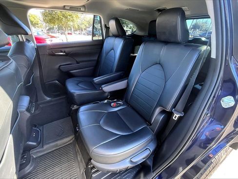 Used 2020 Toyota Highlander XLE image 19