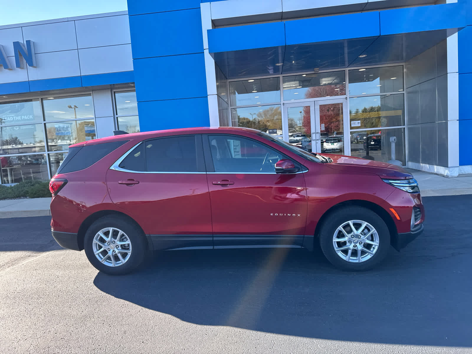 Used 2024 Chevrolet Equinox LT AWD/4WD image 2