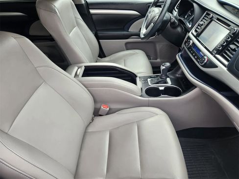 Used 2016 Toyota Highlander XLE image 14