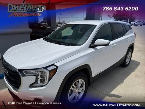 Used 2024 GMC Terrain SLE FWD image 1