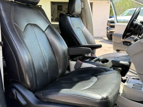 Used 2018 Chrysler Pacifica Touring-L FWD image 23