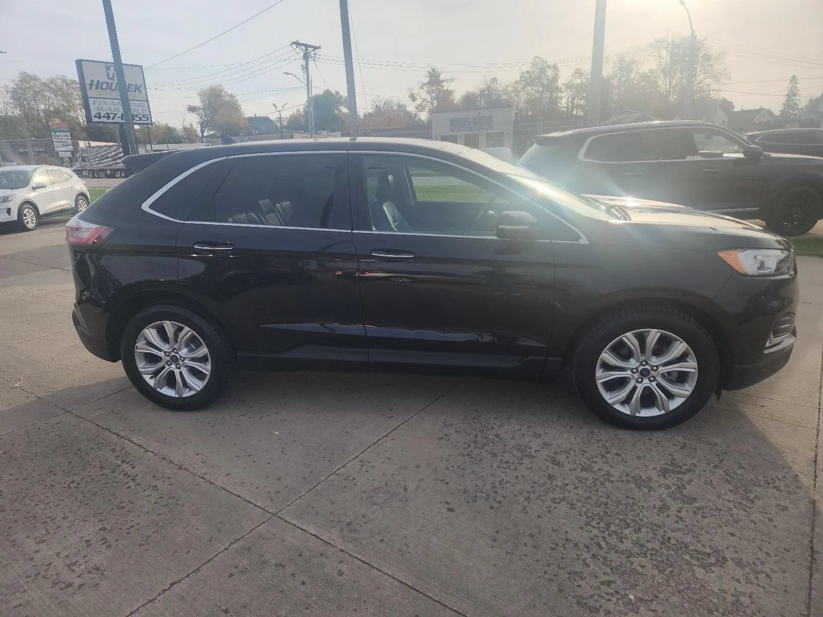 Used 2020 Ford Edge Titanium FWD image 2