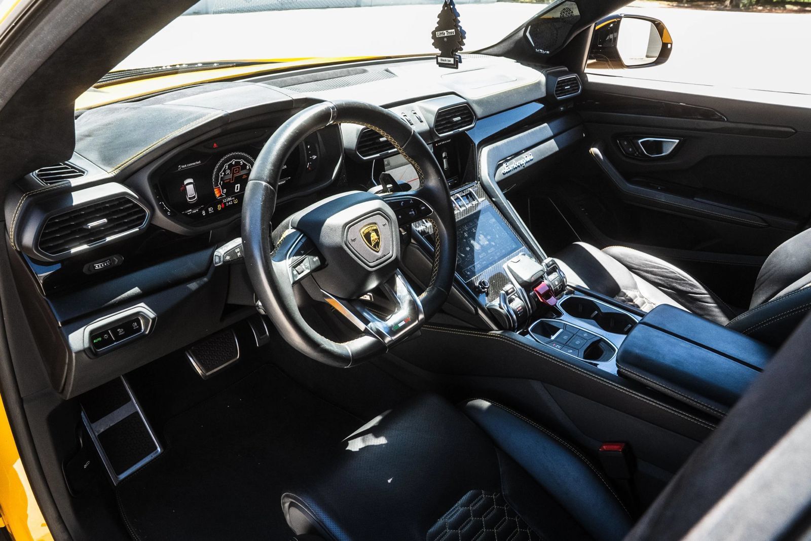 Used 2021 Lamborghini Urus AWD/4WD image 22