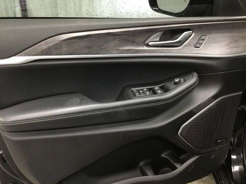 Used 2023 Jeep Grand Cherokee Limited w/ Black Appearance Package image 11