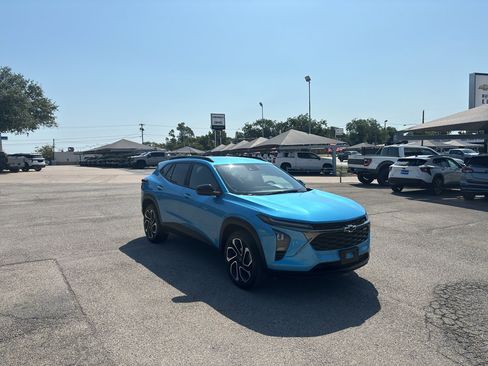 Certified 2025 Chevrolet Trax RS w/ Driver Confidence Package FWD image 3