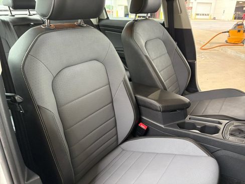 Certified 2025 Volkswagen Jetta SE w/ Sunroof Package FWD image 27