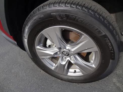 Used 2025 Toyota RAV4 XLE AWD/4WD image 25
