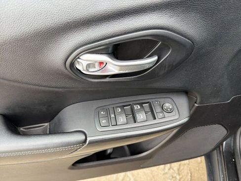 Used 2016 Jeep Cherokee Limited image 15