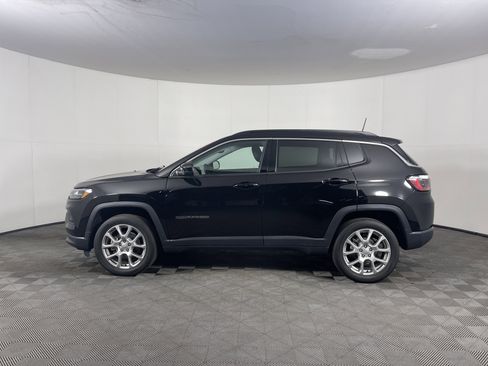 Used 2022 Jeep Compass Latitude image 3