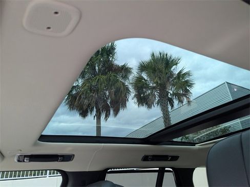 Used 2024 Land Rover Range Rover Autobiography image 19