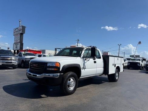 Used 2006 GMC Sierra 3500 W/T w/ Heavy-Duty Power Package image 2