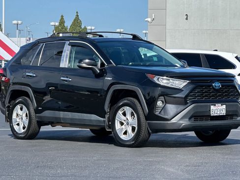 Used 2021 Toyota RAV4 XLE w/ Convenience Package AWD/4WD image 5