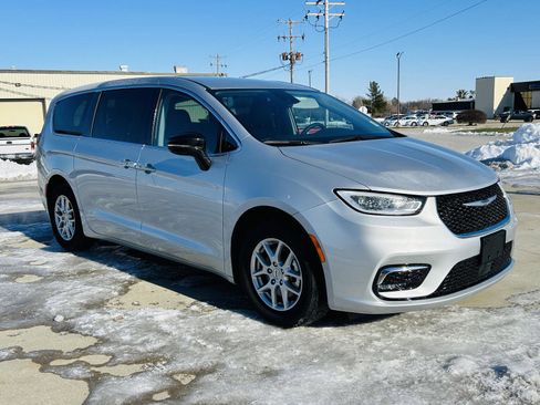 Used 2024 Chrysler Pacifica Touring-L image 2