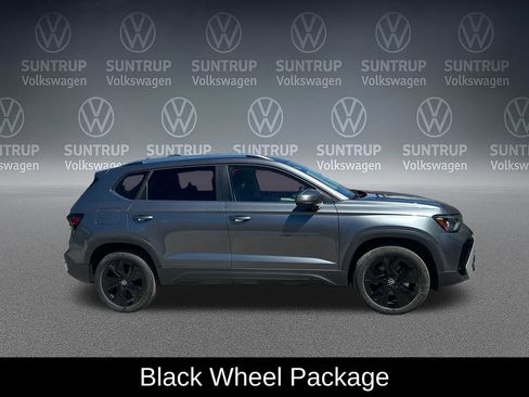 Used 2025 Volkswagen Taos SE w/ Panoramic Sunroof Package FWD image 8