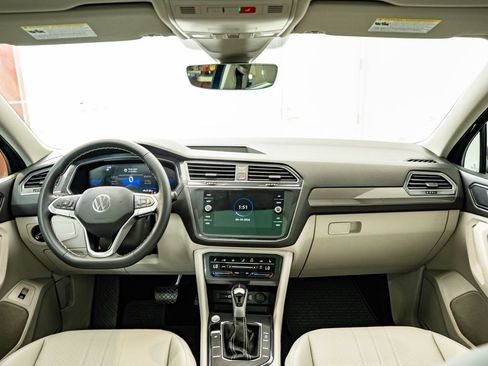 Used 2023 Volkswagen Tiguan SE w/ Panoramic Sunroof Package FWD image 4