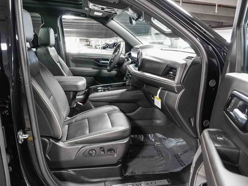 Used 2025 Chevrolet Suburban Premier RWD image 14