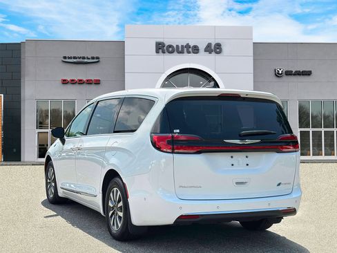 Used 2023 Chrysler Pacifica Limited w/ Uconnect Theater Family Group FWD image 4
