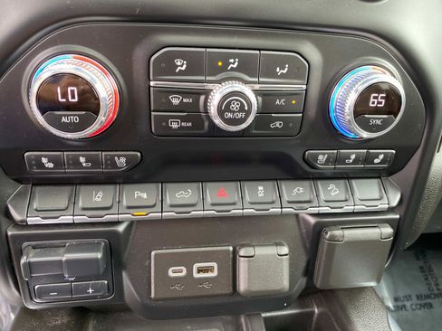 Used 2022 GMC Sierra 2500 AT4 w/ AT4 Preferred Package image 17