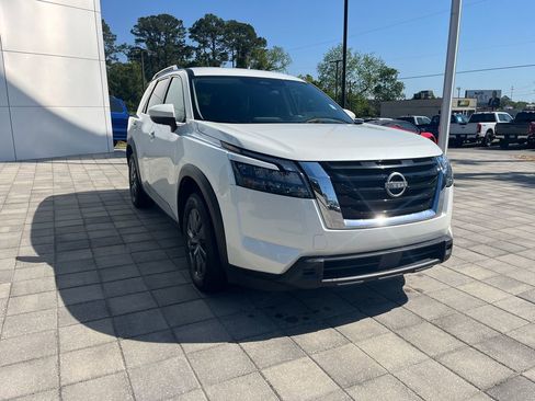 Used 2024 Nissan Pathfinder SV image 8