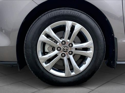 Used 2023 Toyota Sienna Platinum image 11