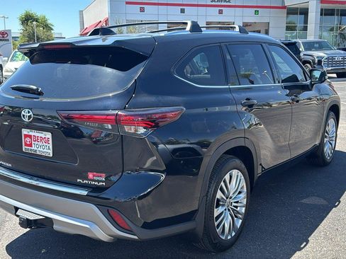 Used 2024 Toyota Highlander Platinum FWD image 9